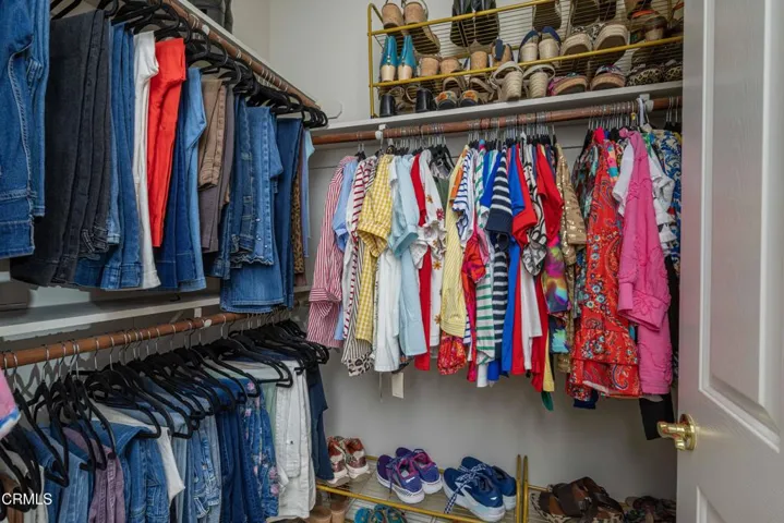 34_closet_1