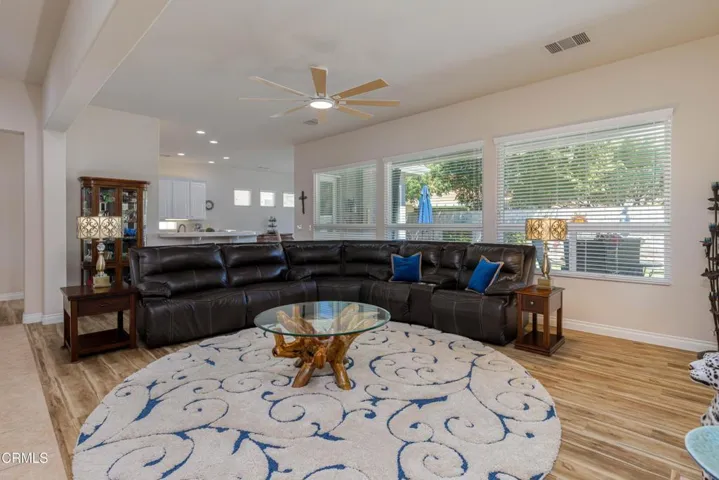 18_living_room_2