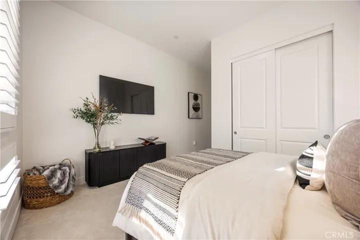 27762 Lens, Valencia, California 91381
