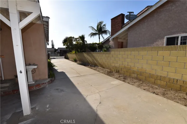 long driveway for plenty of parking