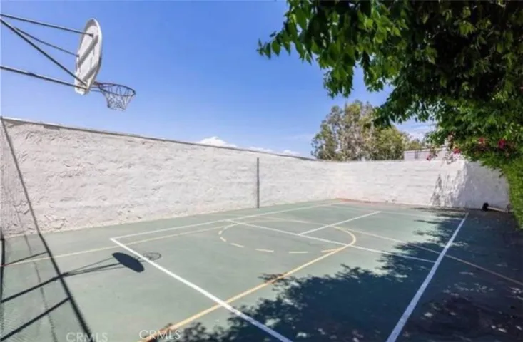 18411 Hatteras, Tarzana, California 91356
