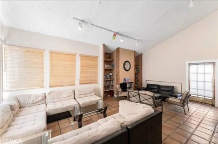 18411 Hatteras, Tarzana, California 91356