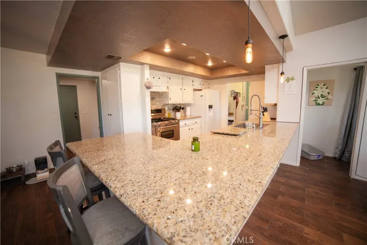 KITCHEN BAR