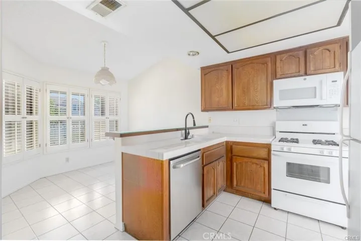 Sunny kitchen and breakfast room