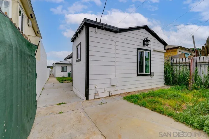 Additional yard space between alley and 1 Bedroom unit