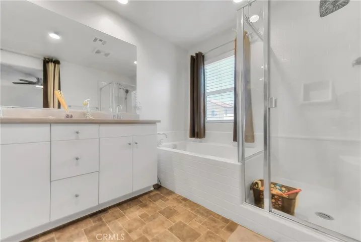 Master luxury soaking tub.