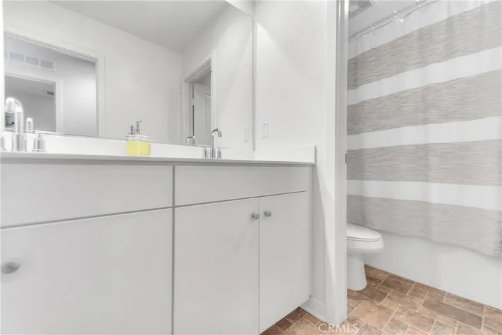 Level 2 full bath, separate toilet & tub.