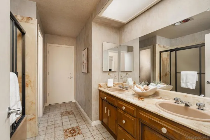 15943 Ranch Hollow Rd, Poway, California 92064