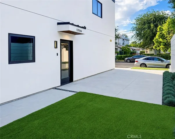 12816 Bloomfield Street, Studio City, California 91604