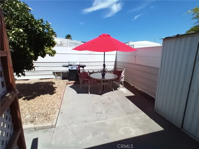 PATIO AND BACKYARD BBQ ZONE !!