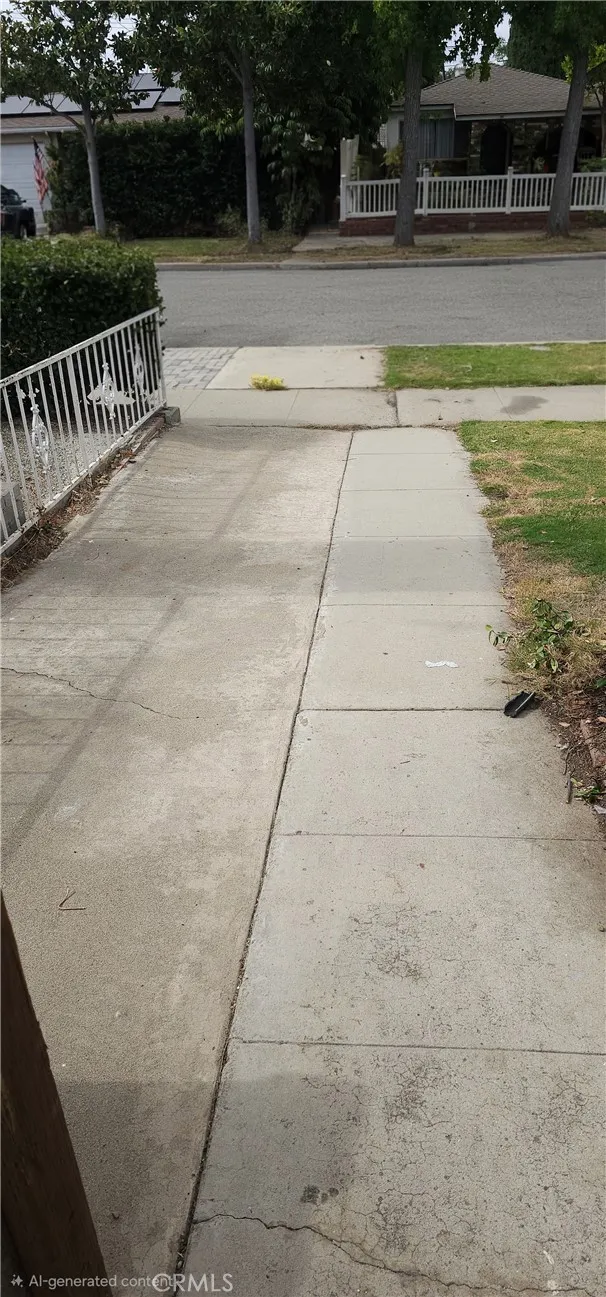 Walkway  to Sideyard