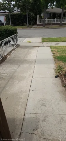 Walkway  to Sideyard