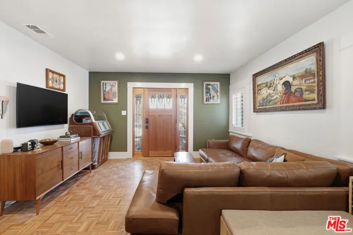 933 Walnut Avenue, Long Beach, California 90813