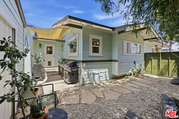 933 Walnut Avenue, Long Beach, California 90813