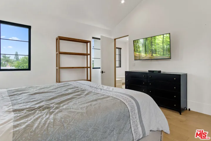 5041 Noeline Avenue, Encino, California 91436