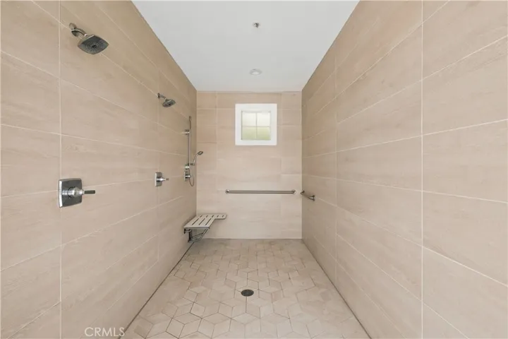 Aurora Park - Showers