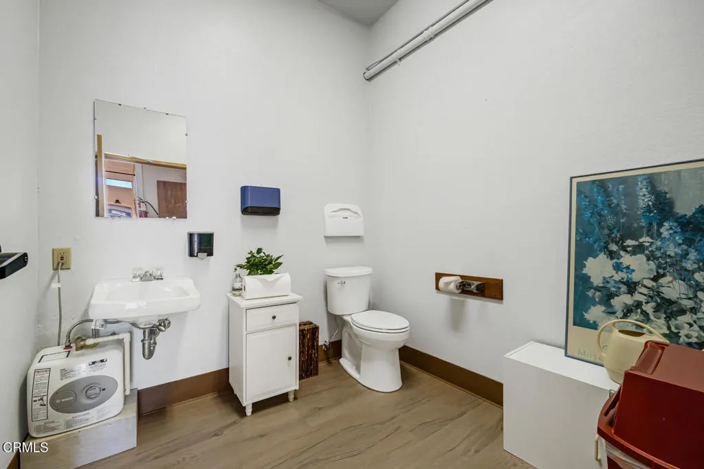 6 upstairs bath 1