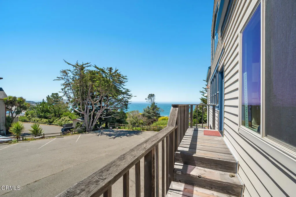 6 upstairs deck ocean & parking view