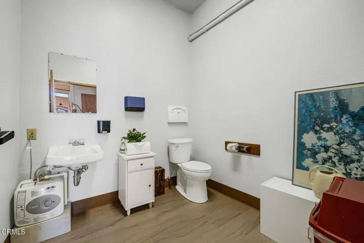 6 upstairs bath 1