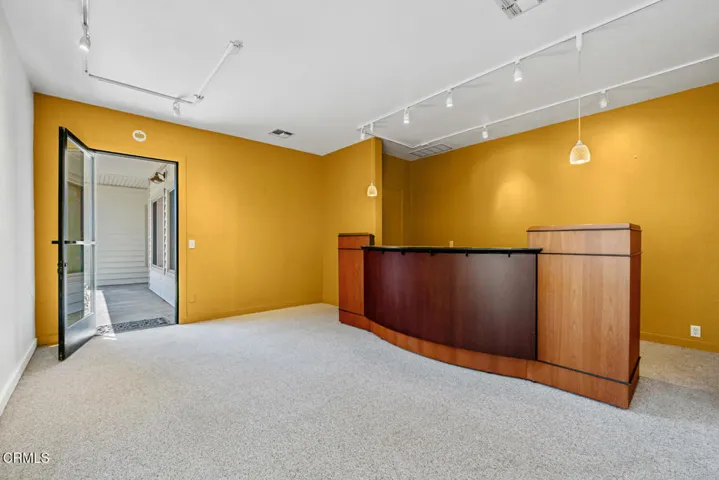 4 2 unit 4 entrance & desk