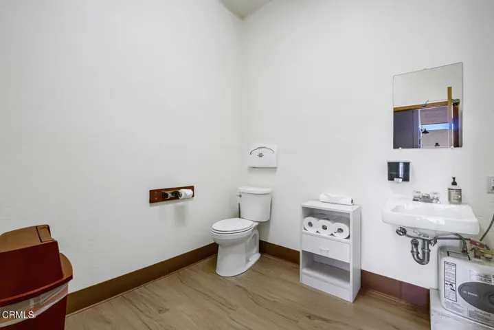 6 upstiars bath 2