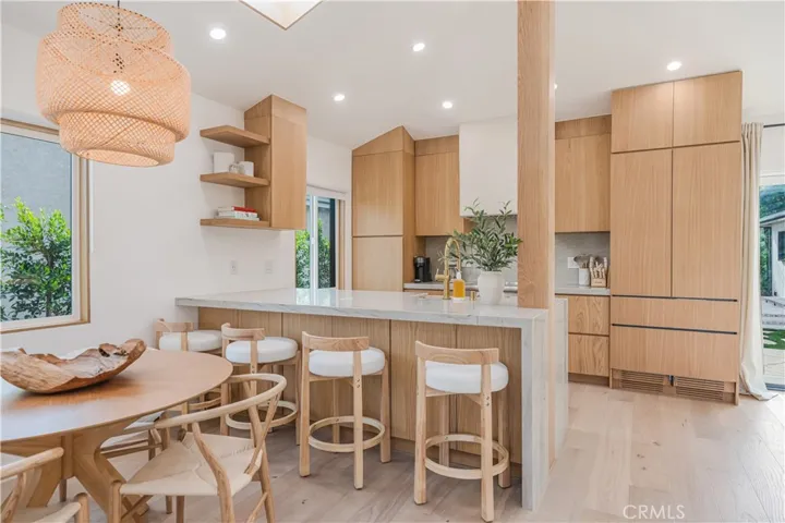 Kitchen Bar/Island