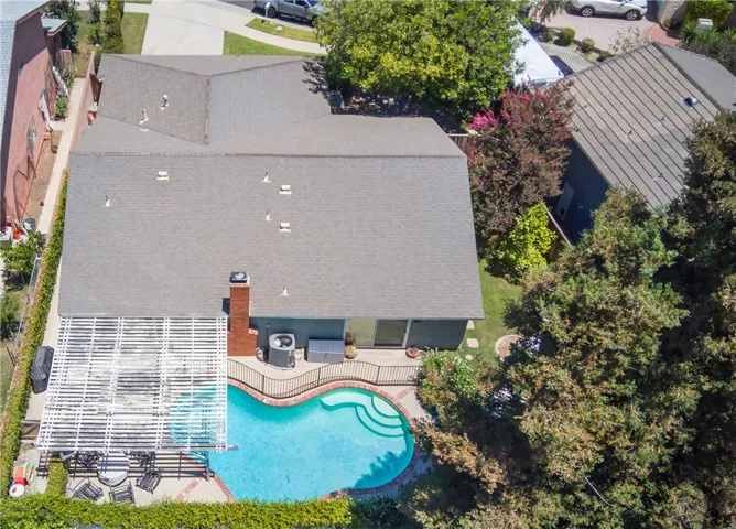 This home fills up the entire property with opportunities for fun and relaxation