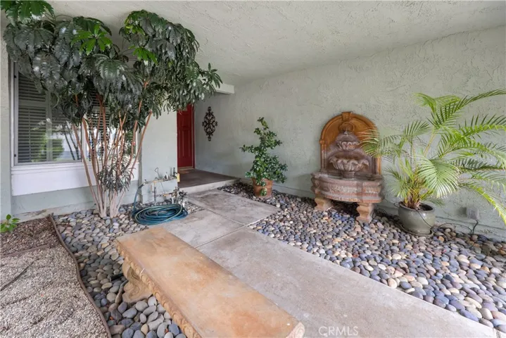 Large front atrium with fountain