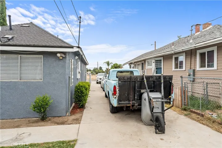 Extended driveway going towards street