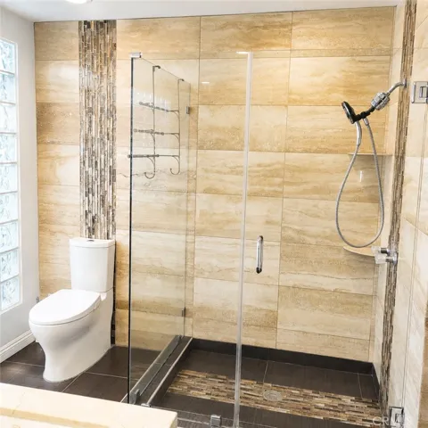 main bathroom 1 shower