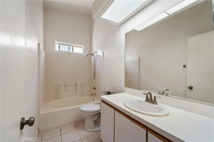 Bath 2 - off hallway