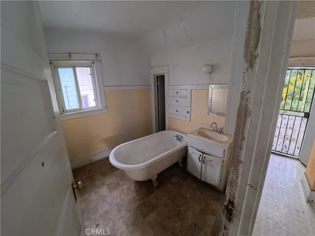 342 W And 342 1/2 W. 52nd, Los Angeles, California 90037