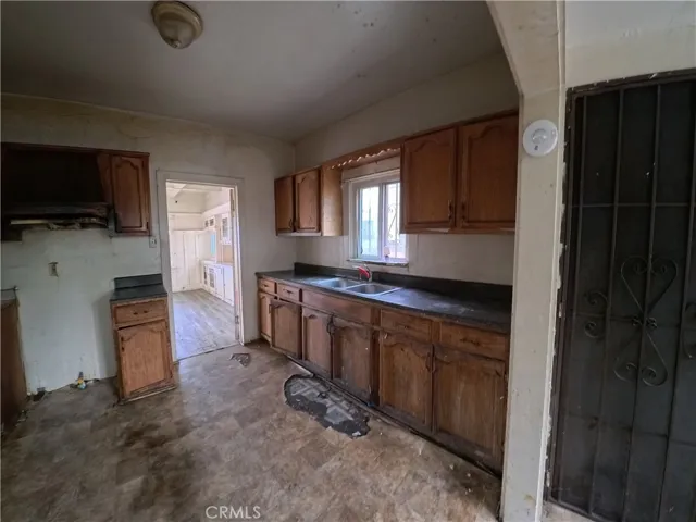 342 W And 342 1/2 W. 52nd, Los Angeles, California 90037