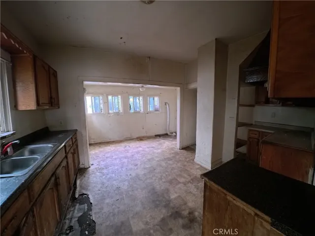 342 W And 342 1/2 W. 52nd, Los Angeles, California 90037