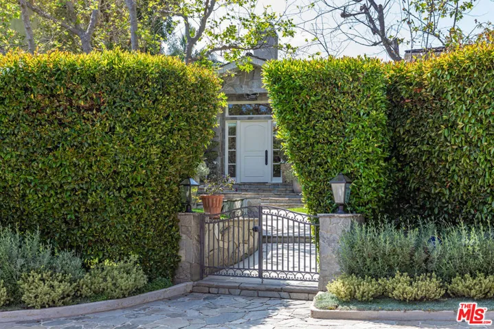 1185 Corsica Drive, Pacific Palisades, California 90272