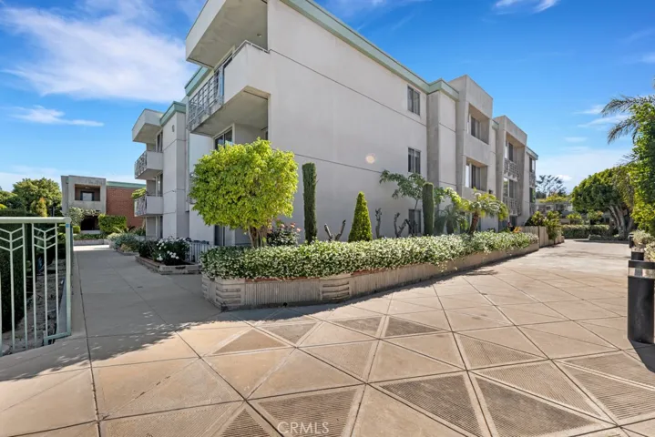 5301 Balboa Boulevard, Encino, California 91316