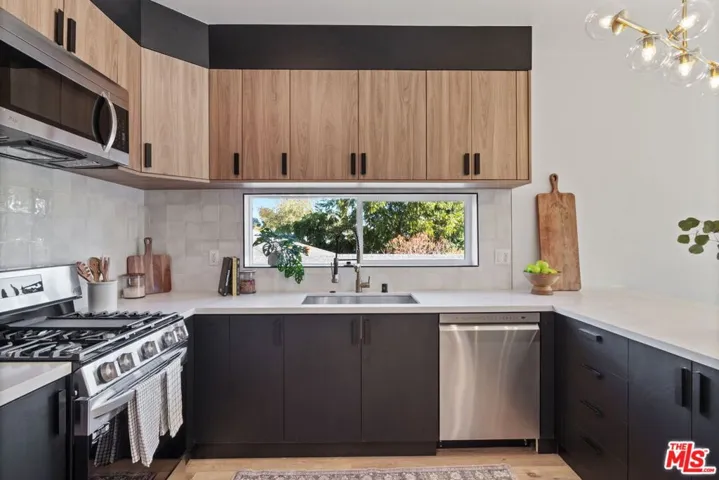 10825 Hartsook Street, North Hollywood, California 91601