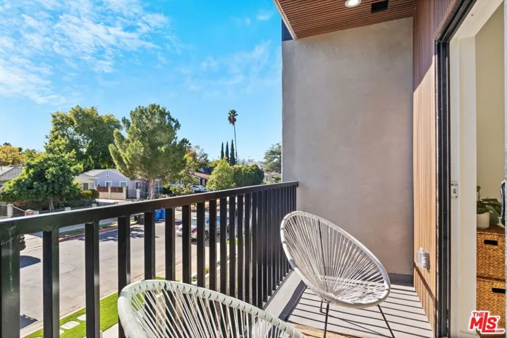 10825 Hartsook Street, North Hollywood, California 91601