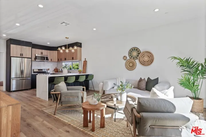 10825 Hartsook Street, North Hollywood, California 91601