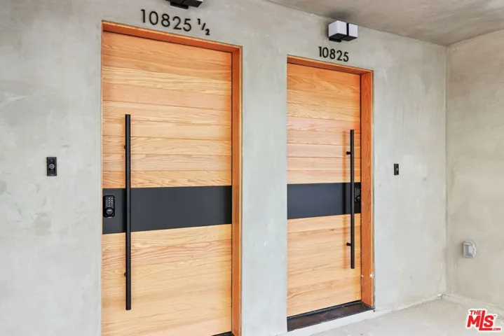 10825 Hartsook Street, North Hollywood, California 91601