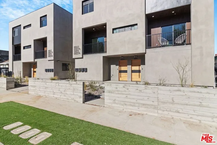10825 Hartsook Street, North Hollywood, California 91601