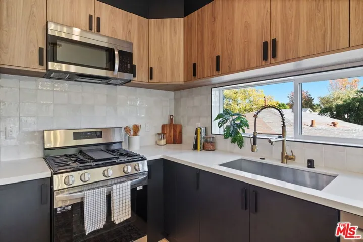 10825 Hartsook Street, North Hollywood, California 91601