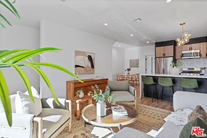10825 Hartsook Street, North Hollywood, California 91601