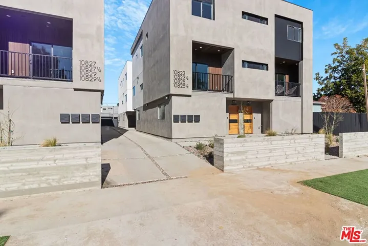 10825 Hartsook Street, North Hollywood, California 91601