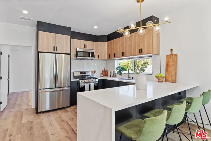 10825 Hartsook Street, North Hollywood, California 91601