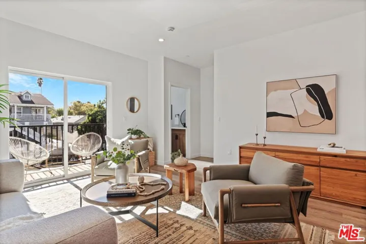 10825 Hartsook Street, North Hollywood, California 91601
