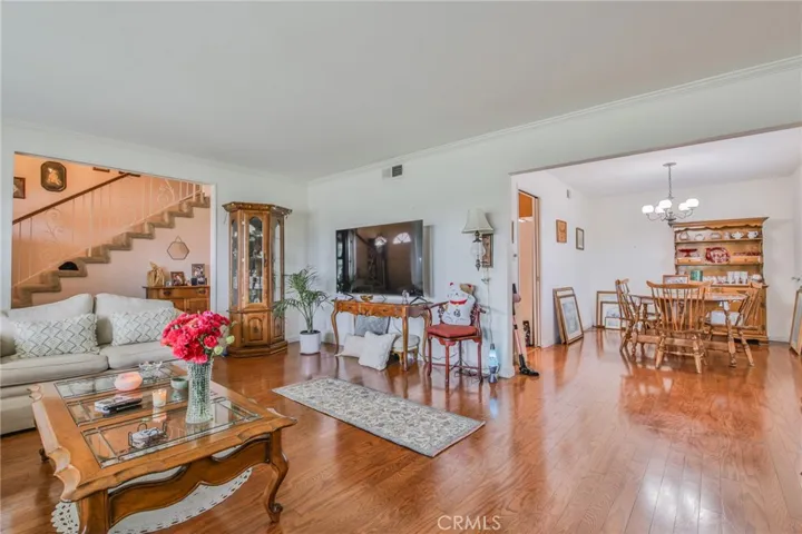 Livingroom/dining Area