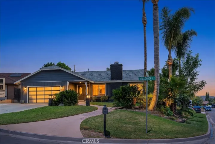Expansive corner lot