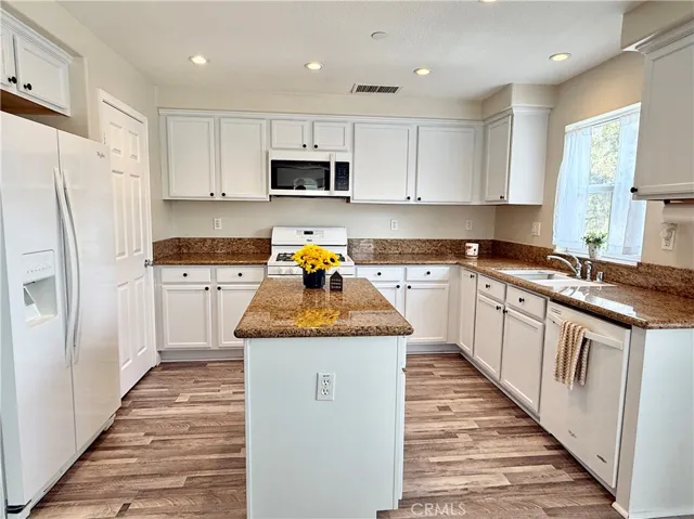 Generously sized kitchen