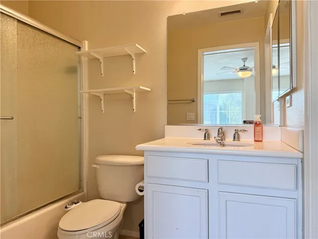 Primary en suite bathroom
